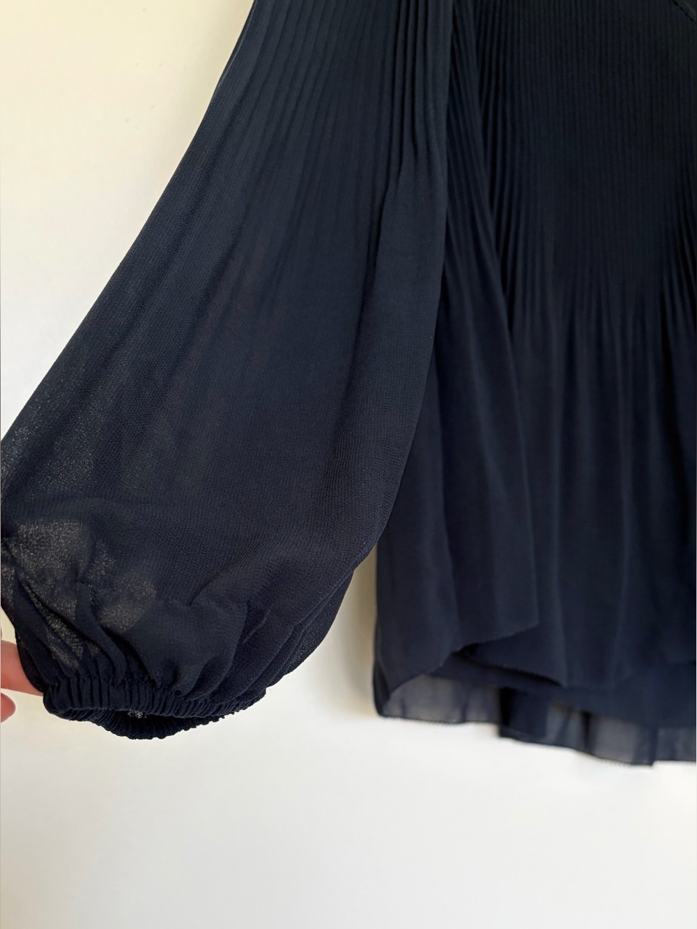 Wilfred Aritzia Navy Pleated Chiffon Long Sleeve Blouse XXS - Picture 4 of 4